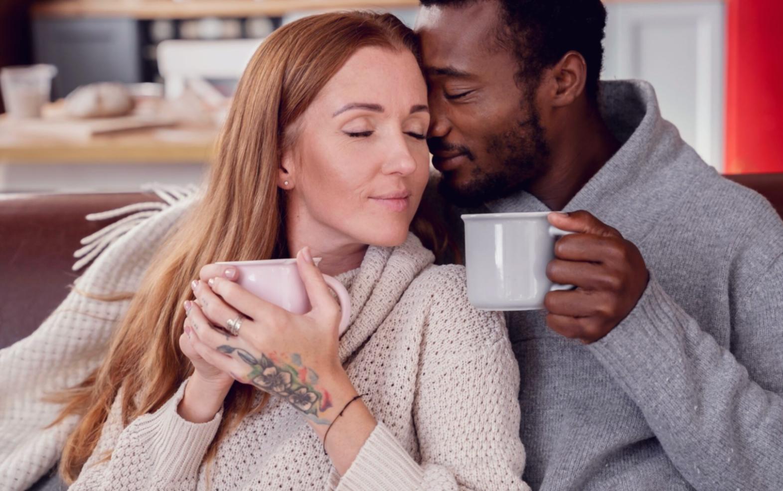 Para podczas sesji doradczej w przyjaznym otoczeniu